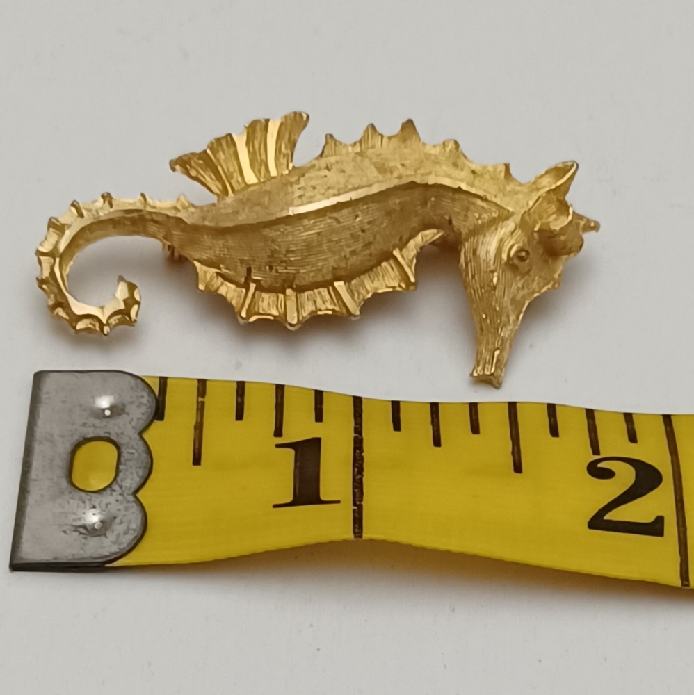 GOLD TONE SEA HORSE BROOCH/PIN - Picture 3 of 4